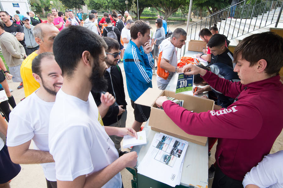 Más de 900 corredores participan en la prueba de 10 kilómetros, con salida y meta en el Paseo del Malecón, representando los colores de sus compañías