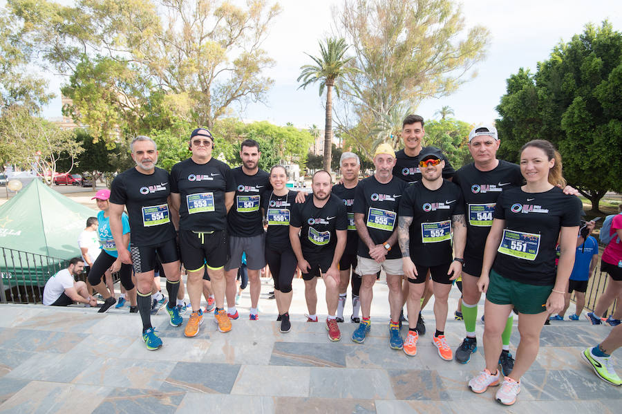 Más de 900 corredores participan en la prueba de 10 kilómetros, con salida y meta en el Paseo del Malecón, representando los colores de sus compañías