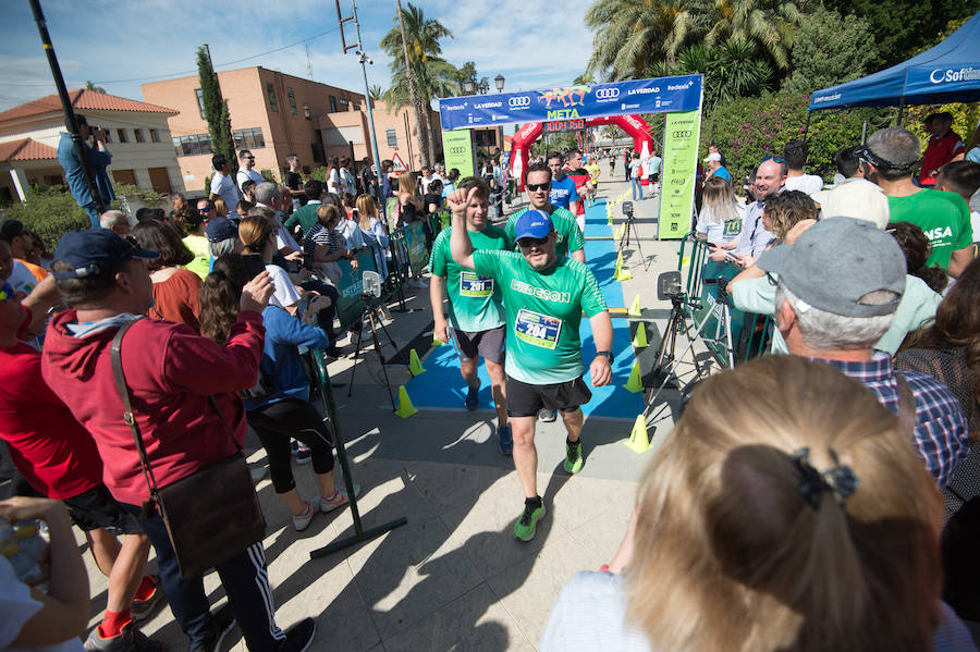 Más de 900 corredores participan en la prueba de 10 kilómetros, con salida y meta en el Paseo del Malecón, representando los colores de sus compañías