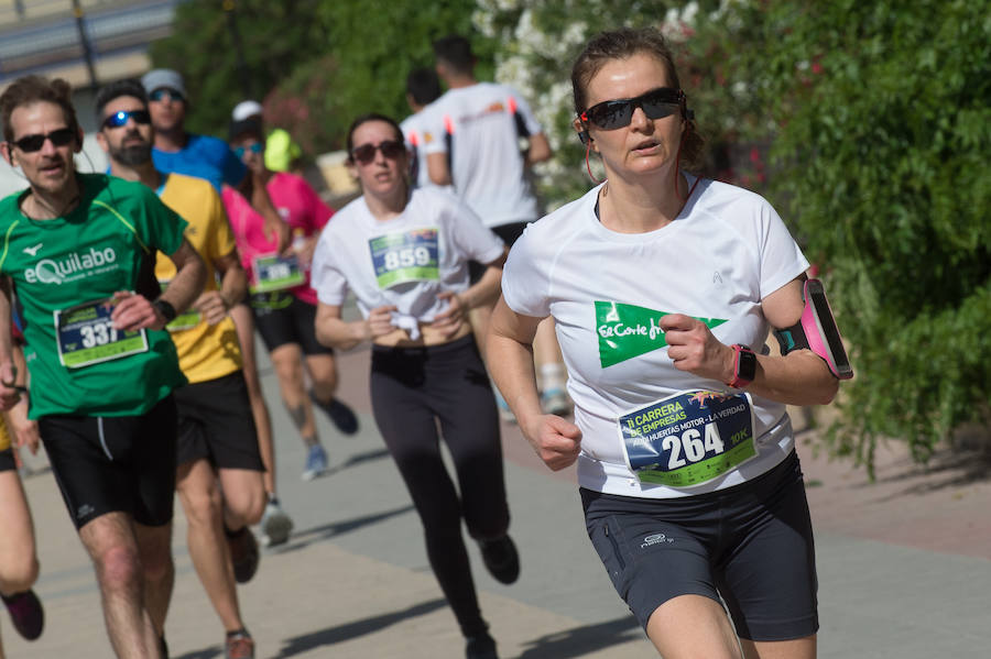 Más de 900 corredores participan en la prueba de 10 kilómetros, con salida y meta en el Paseo del Malecón, representando los colores de sus compañías