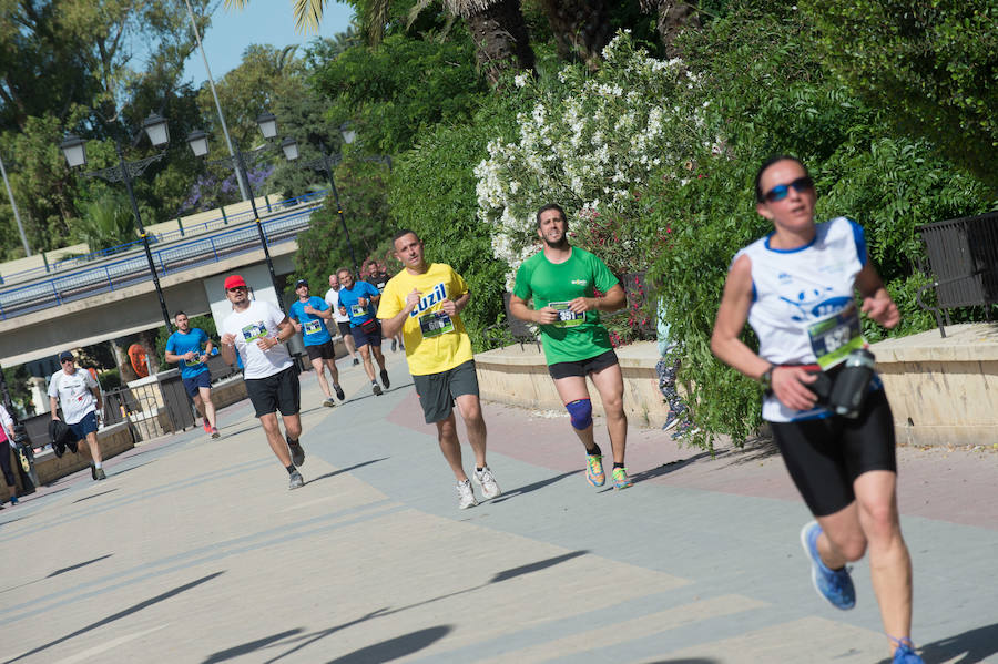 Más de 900 corredores participan en la prueba de 10 kilómetros, con salida y meta en el Paseo del Malecón, representando los colores de sus compañías