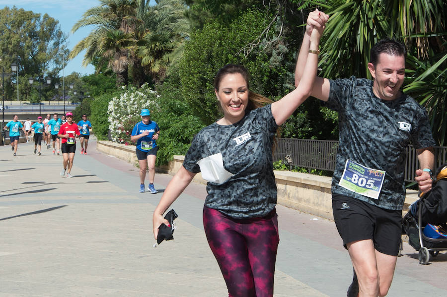 Más de 900 corredores participan en la prueba de 10 kilómetros, con salida y meta en el Paseo del Malecón, representando los colores de sus compañías