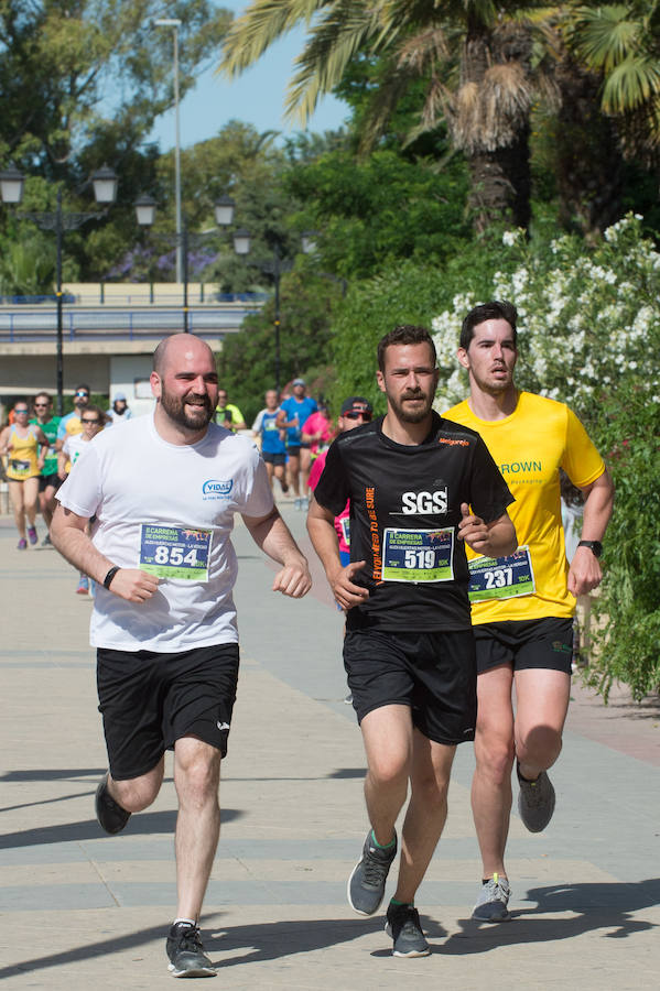 Más de 900 corredores participan en la prueba de 10 kilómetros, con salida y meta en el Paseo del Malecón, representando los colores de sus compañías