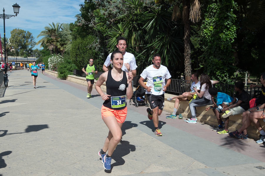 Más de 900 corredores participan en la prueba de 10 kilómetros, con salida y meta en el Paseo del Malecón, representando los colores de sus compañías