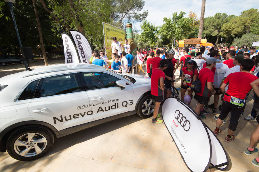 Más de 900 corredores participan en la prueba de 10 kilómetros, con salida y meta en el Paseo del Malecón, representando los colores de sus compañías