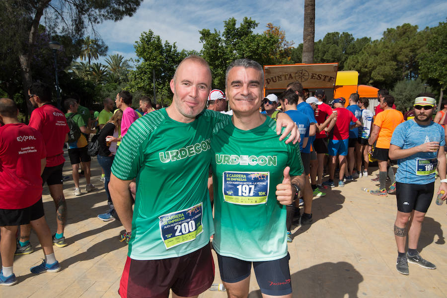 Más de 900 corredores participan en la prueba de 10 kilómetros, con salida y meta en el Paseo del Malecón, representando los colores de sus compañías