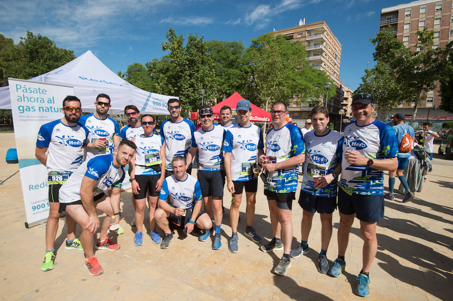 Más de 900 corredores participan en la prueba de 10 kilómetros, con salida y meta en el Paseo del Malecón, representando los colores de sus compañías