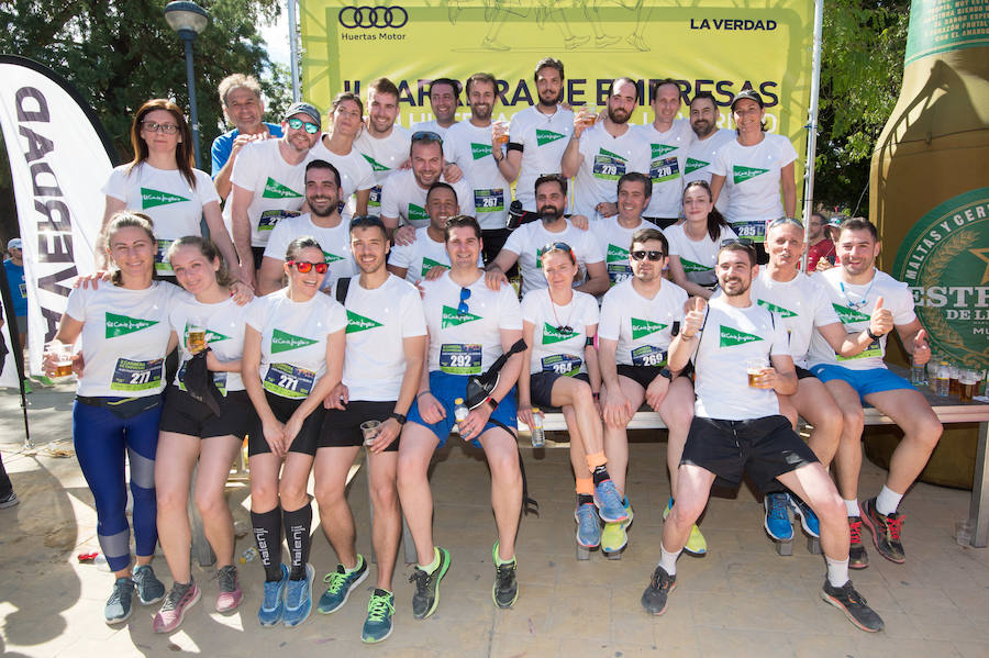 Más de 900 corredores participan en la prueba de 10 kilómetros, con salida y meta en el Paseo del Malecón, representando los colores de sus compañías