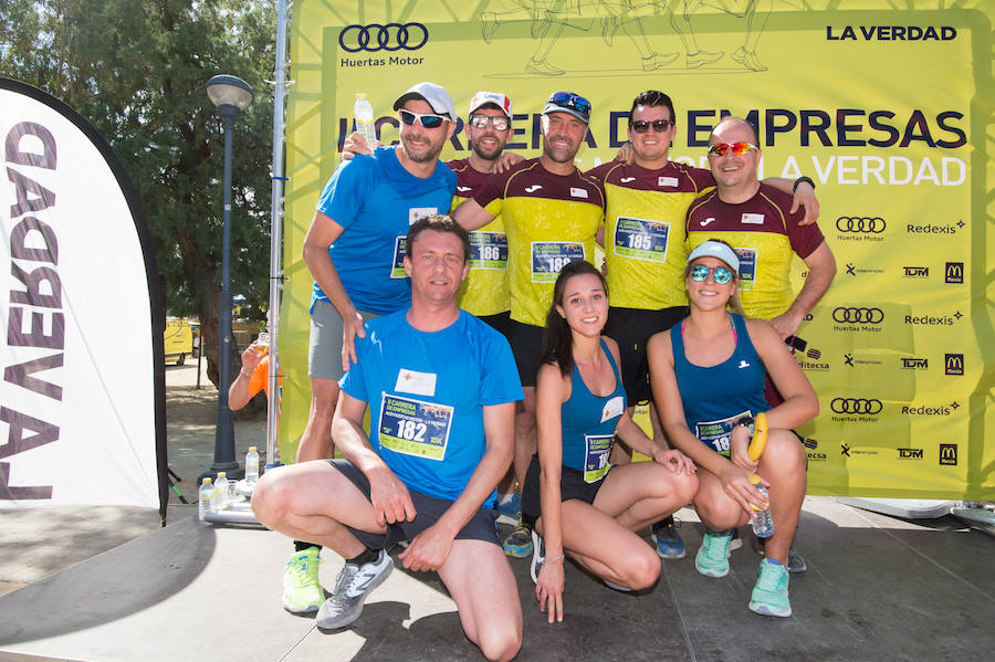 Más de 900 corredores participan en la prueba de 10 kilómetros, con salida y meta en el Paseo del Malecón, representando los colores de sus compañías