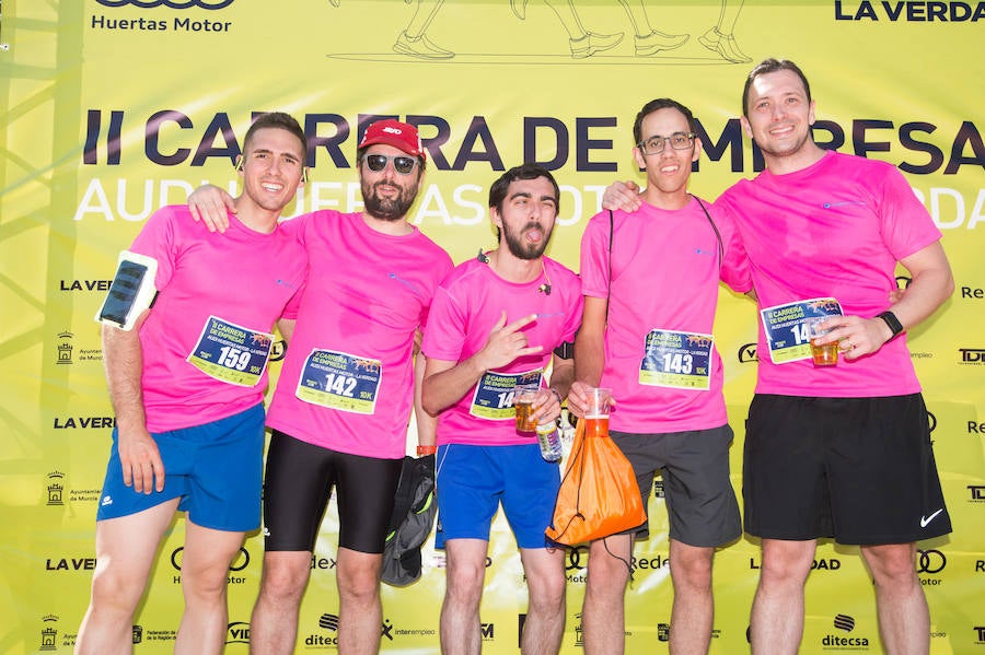 Más de 900 corredores participan en la prueba de 10 kilómetros, con salida y meta en el Paseo del Malecón, representando los colores de sus compañías