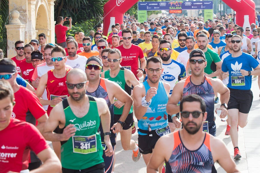 Más de 900 corredores participan en la prueba de 10 kilómetros, con salida y meta en el Paseo del Malecón, representando los colores de sus compañías