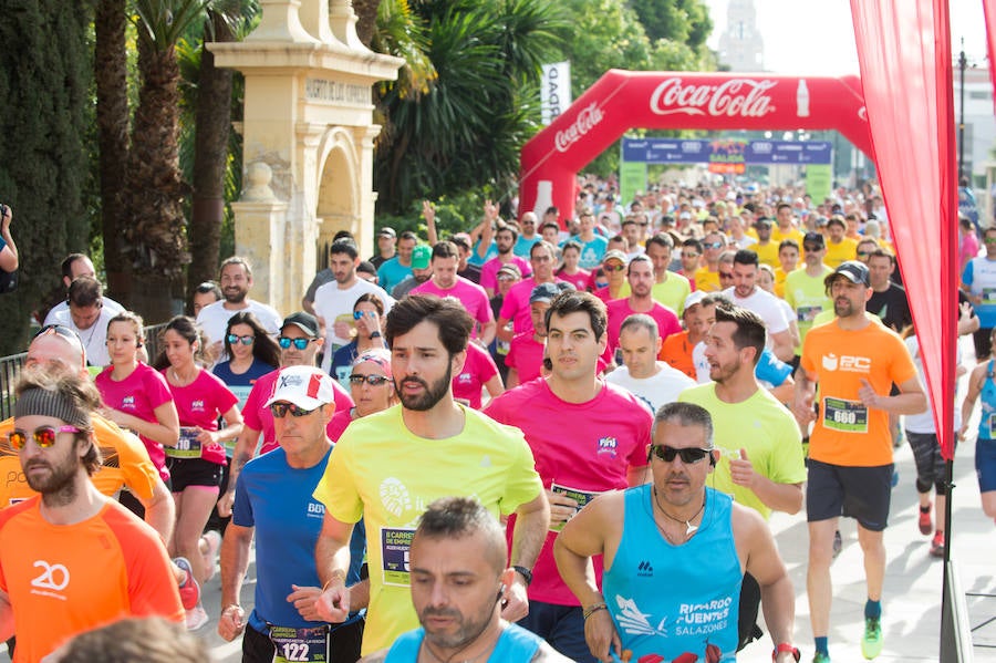 Más de 900 corredores participan en la prueba de 10 kilómetros, con salida y meta en el Paseo del Malecón, representando los colores de sus compañías