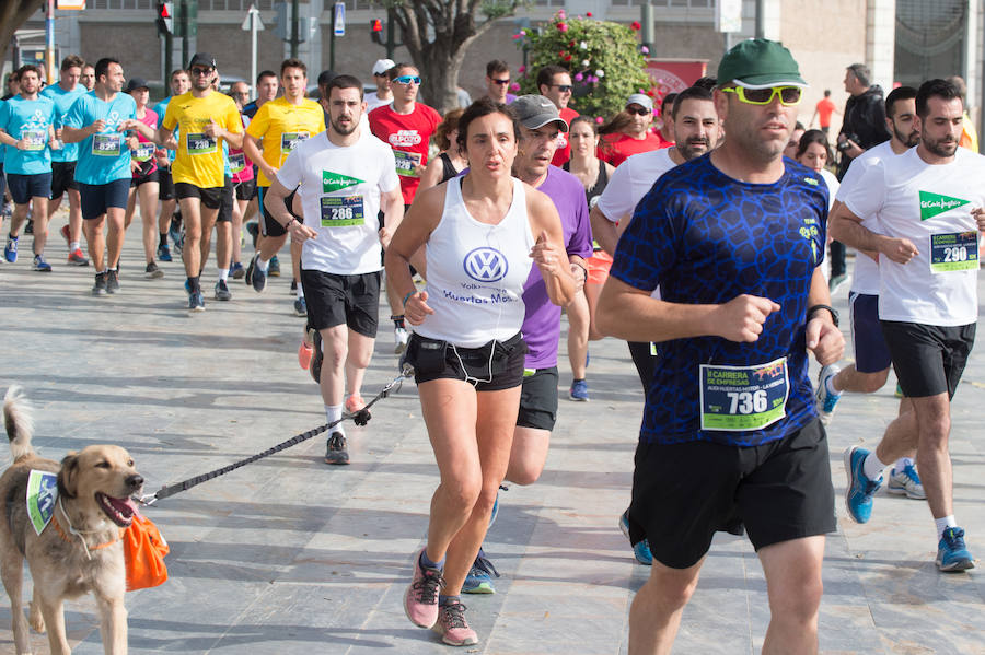 Más de 900 corredores participan en la prueba de 10 kilómetros, con salida y meta en el Paseo del Malecón, representando los colores de sus compañías