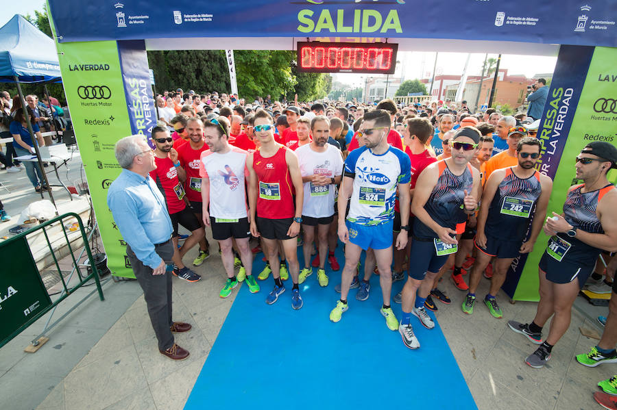 Más de 900 corredores participan en la prueba de 10 kilómetros, con salida y meta en el Paseo del Malecón, representando los colores de sus compañías