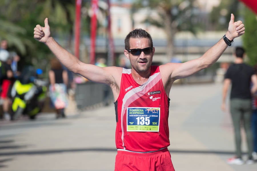 Más de 900 corredores participan en la prueba de 10 kilómetros, con salida y meta en el Paseo del Malecón, representando los colores de sus compañías