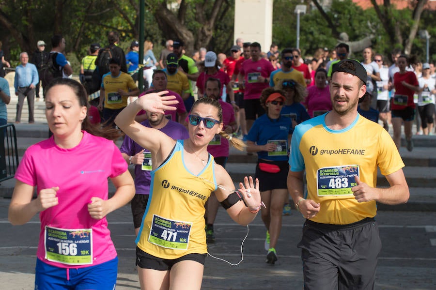 Más de 900 corredores participan en la prueba de 10 kilómetros, con salida y meta en el Paseo del Malecón, representando los colores de sus compañías