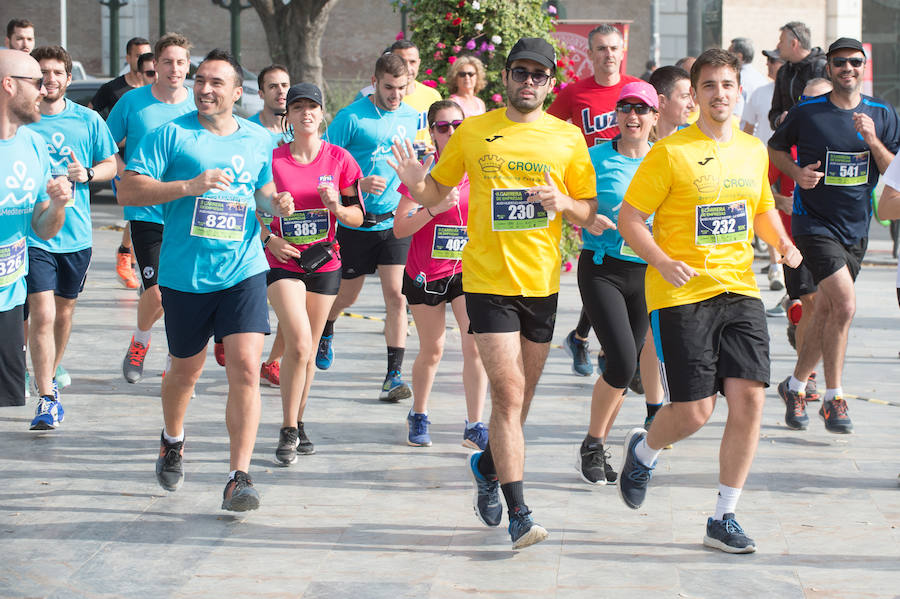 Más de 900 corredores participan en la prueba de 10 kilómetros, con salida y meta en el Paseo del Malecón, representando los colores de sus compañías