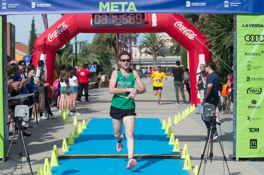 Más de 900 corredores participan en la prueba de 10 kilómetros, con salida y meta en el Paseo del Malecón, representando los colores de sus compañías