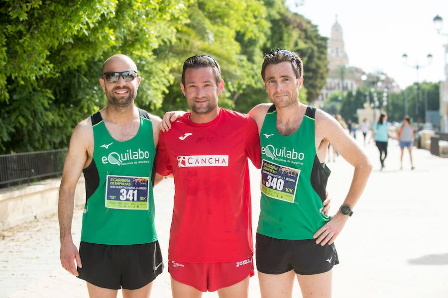 Más de 900 corredores participan en la prueba de 10 kilómetros, con salida y meta en el Paseo del Malecón, representando los colores de sus compañías