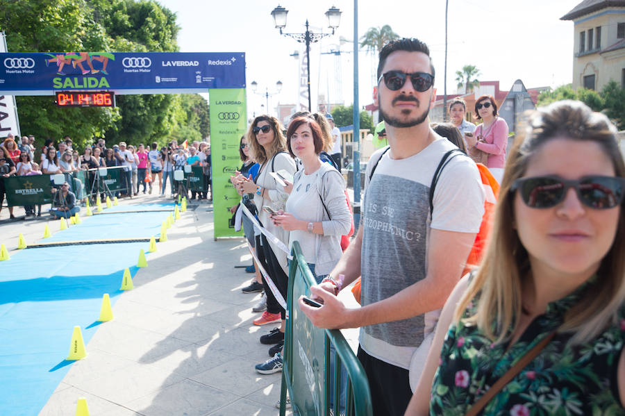 Más de 900 corredores participan en la prueba de 10 kilómetros, con salida y meta en el Paseo del Malecón, representando los colores de sus compañías