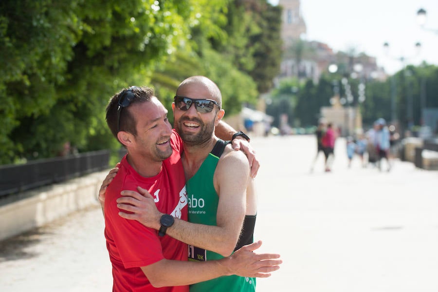 Más de 900 corredores participan en la prueba de 10 kilómetros, con salida y meta en el Paseo del Malecón, representando los colores de sus compañías