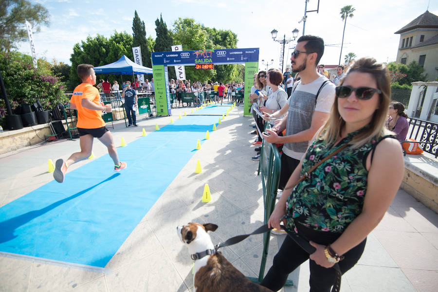 Más de 900 corredores participan en la prueba de 10 kilómetros, con salida y meta en el Paseo del Malecón, representando los colores de sus compañías