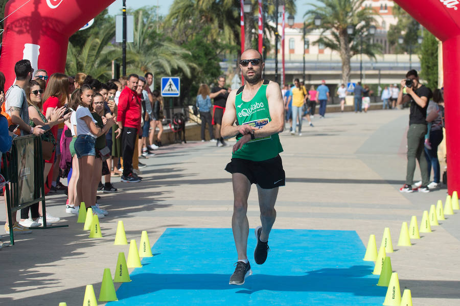 Más de 900 corredores participan en la prueba de 10 kilómetros, con salida y meta en el Paseo del Malecón, representando los colores de sus compañías