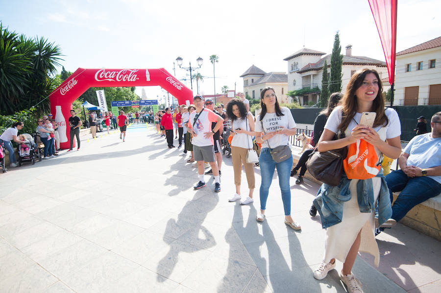 Más de 900 corredores participan en la prueba de 10 kilómetros, con salida y meta en el Paseo del Malecón, representando los colores de sus compañías