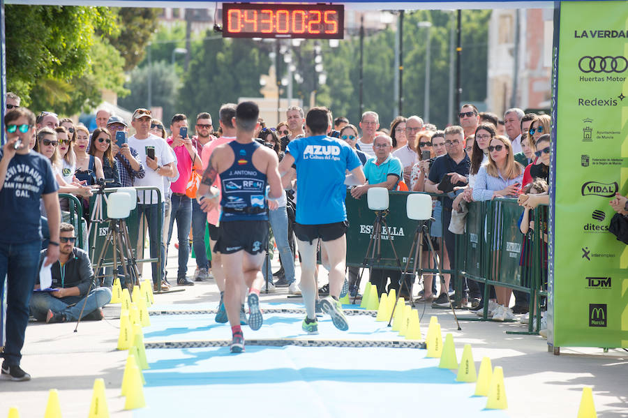 Más de 900 corredores participan en la prueba de 10 kilómetros, con salida y meta en el Paseo del Malecón, representando los colores de sus compañías