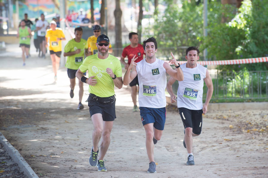 Más de 900 corredores participan en la prueba de 10 kilómetros, con salida y meta en el Paseo del Malecón, representando los colores de sus compañías