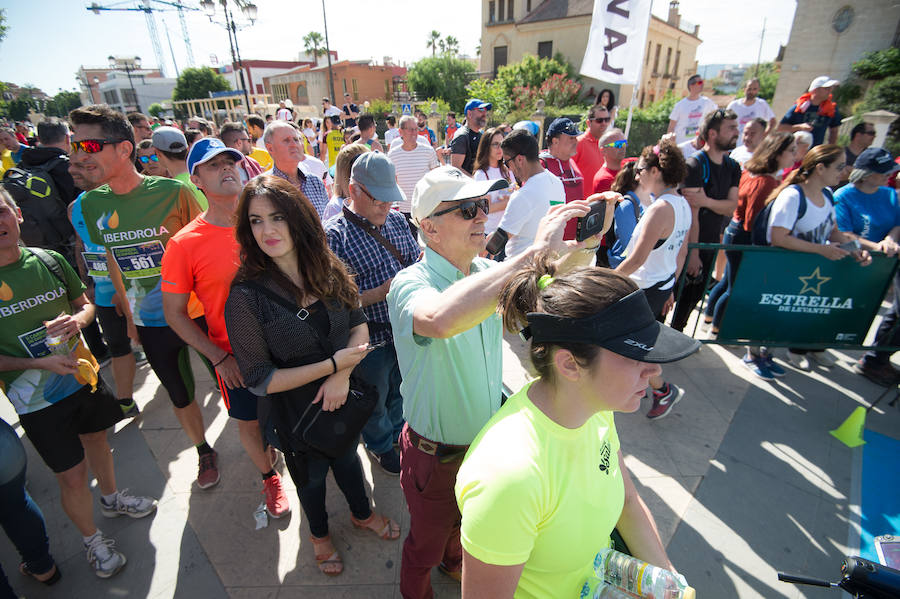 Más de 900 corredores participan en la prueba de 10 kilómetros, con salida y meta en el Paseo del Malecón, representando los colores de sus compañías