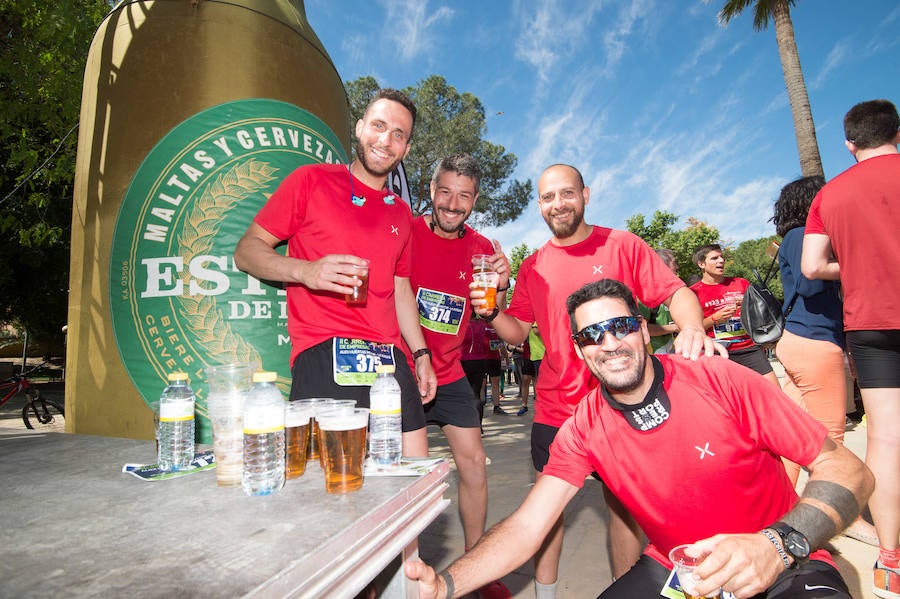 Más de 900 corredores participan en la prueba de 10 kilómetros, con salida y meta en el Paseo del Malecón, representando los colores de sus compañías