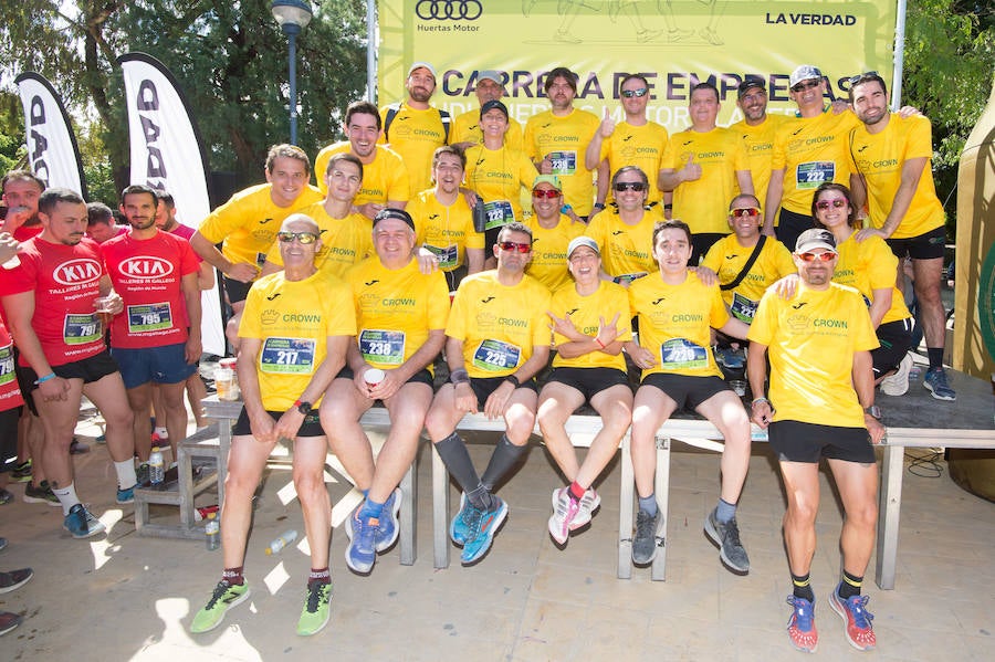 Más de 900 corredores participan en la prueba de 10 kilómetros, con salida y meta en el Paseo del Malecón, representando los colores de sus compañías