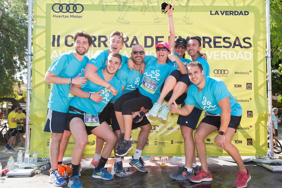 Más de 900 corredores participan en la prueba de 10 kilómetros, con salida y meta en el Paseo del Malecón, representando los colores de sus compañías