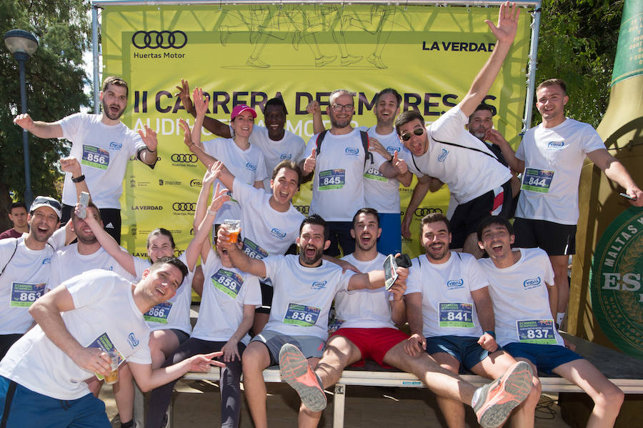 Más de 900 corredores participan en la prueba de 10 kilómetros, con salida y meta en el Paseo del Malecón, representando los colores de sus compañías