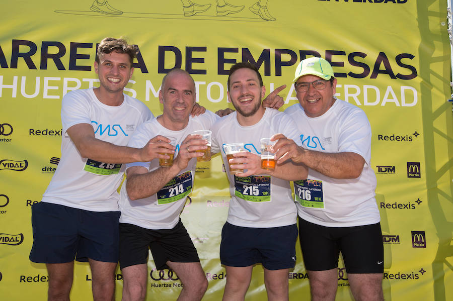 Más de 900 corredores participan en la prueba de 10 kilómetros, con salida y meta en el Paseo del Malecón, representando los colores de sus compañías