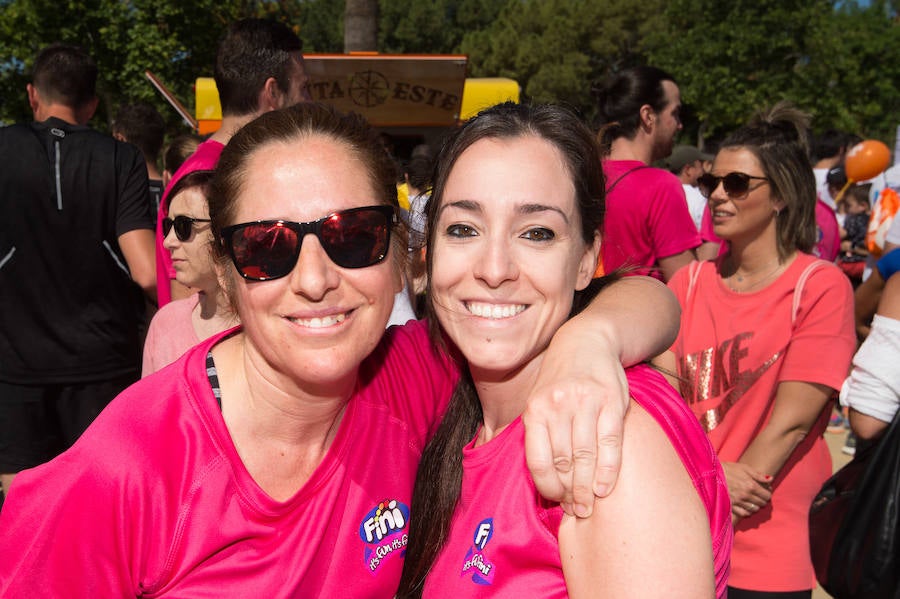 Más de 900 corredores participan en la prueba de 10 kilómetros, con salida y meta en el Paseo del Malecón, representando los colores de sus compañías