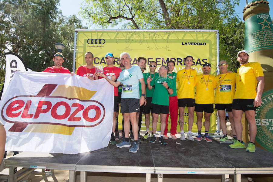 Más de 900 corredores participan en la prueba de 10 kilómetros, con salida y meta en el Paseo del Malecón, representando los colores de sus compañías