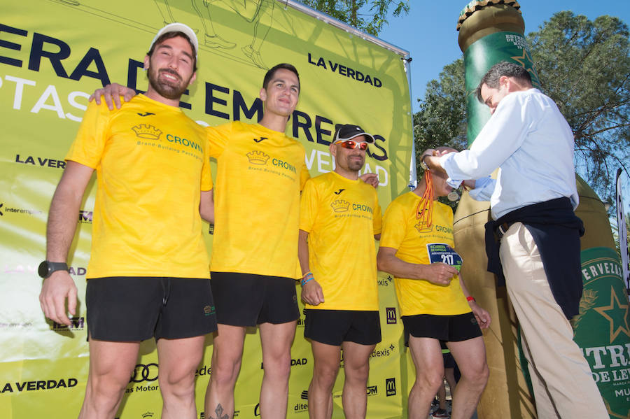 Más de 900 corredores participan en la prueba de 10 kilómetros, con salida y meta en el Paseo del Malecón, representando los colores de sus compañías