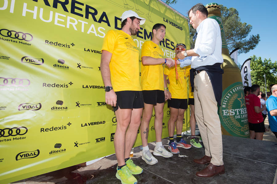 Más de 900 corredores participan en la prueba de 10 kilómetros, con salida y meta en el Paseo del Malecón, representando los colores de sus compañías