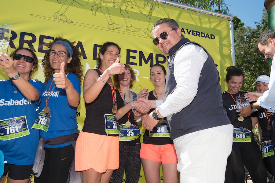 Más de 900 corredores participan en la prueba de 10 kilómetros, con salida y meta en el Paseo del Malecón, representando los colores de sus compañías