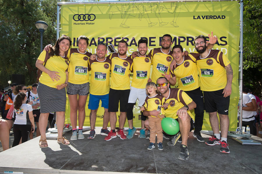 Más de 900 corredores participan en la prueba de 10 kilómetros, con salida y meta en el Paseo del Malecón, representando los colores de sus compañías