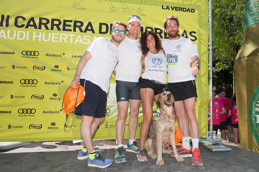 Más de 900 corredores participan en la prueba de 10 kilómetros, con salida y meta en el Paseo del Malecón, representando los colores de sus compañías