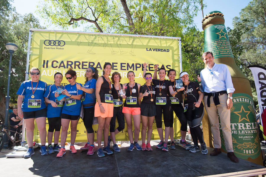 Más de 900 corredores participan en la prueba de 10 kilómetros, con salida y meta en el Paseo del Malecón, representando los colores de sus compañías