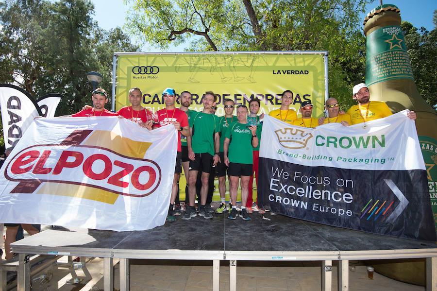 Más de 900 corredores participan en la prueba de 10 kilómetros, con salida y meta en el Paseo del Malecón, representando los colores de sus compañías