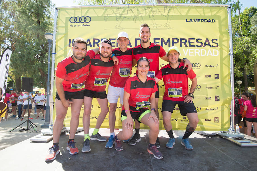 Más de 900 corredores participan en la prueba de 10 kilómetros, con salida y meta en el Paseo del Malecón, representando los colores de sus compañías