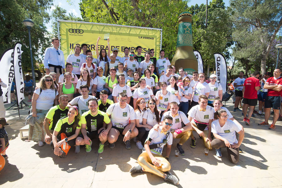 Más de 900 corredores participan en la prueba de 10 kilómetros, con salida y meta en el Paseo del Malecón, representando los colores de sus compañías