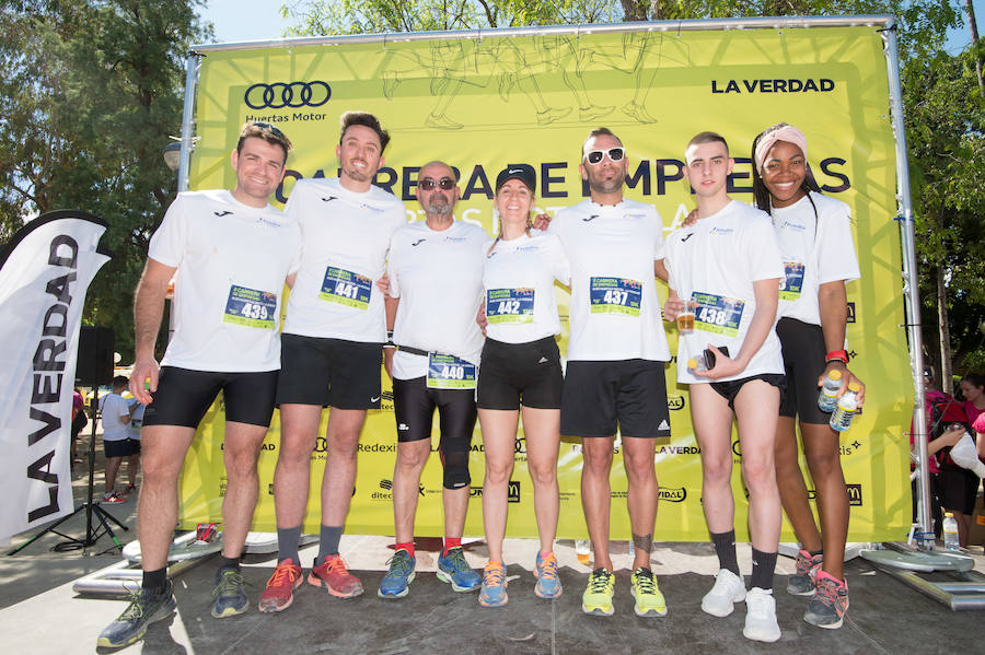 Más de 900 corredores participan en la prueba de 10 kilómetros, con salida y meta en el Paseo del Malecón, representando los colores de sus compañías