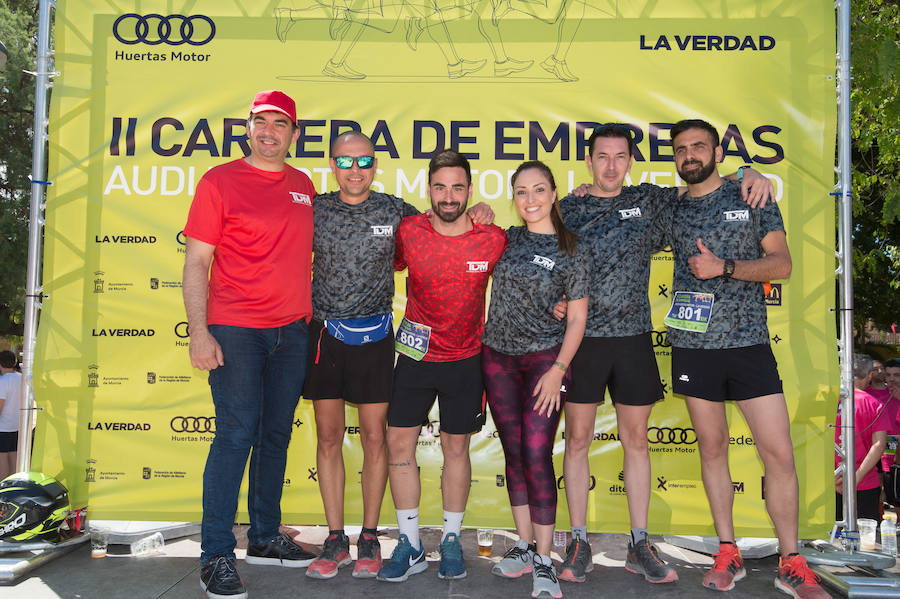 Más de 900 corredores participan en la prueba de 10 kilómetros, con salida y meta en el Paseo del Malecón, representando los colores de sus compañías