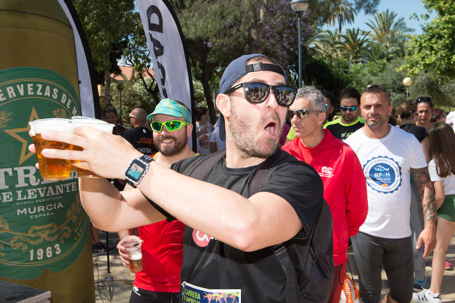 Más de 900 corredores participan en la prueba de 10 kilómetros, con salida y meta en el Paseo del Malecón, representando los colores de sus compañías